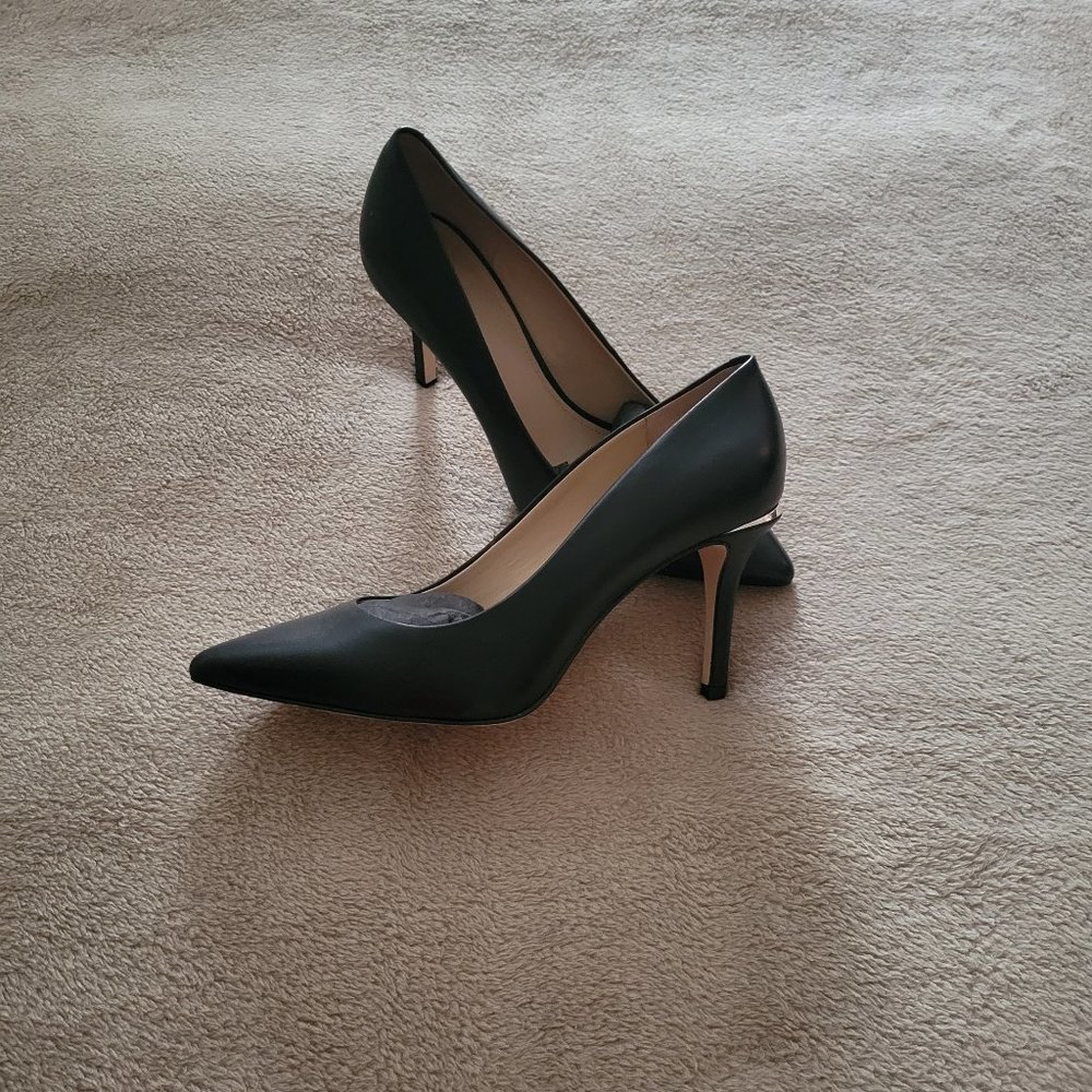 NIB - Guess black Pump shoes